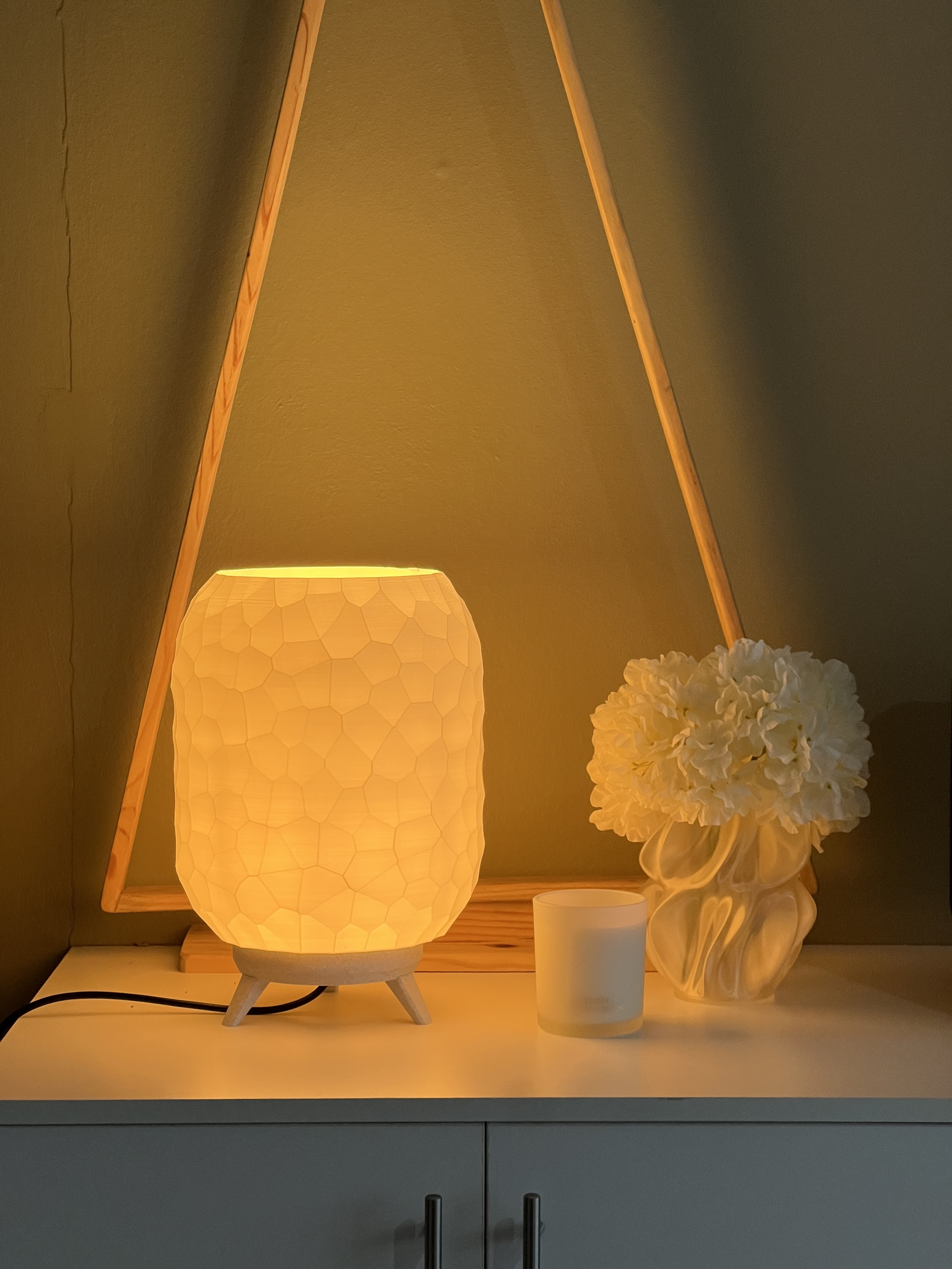 Skép Atmosfeer — Karoo-lamp in gebruik, 3D-gedruk met hout-detail